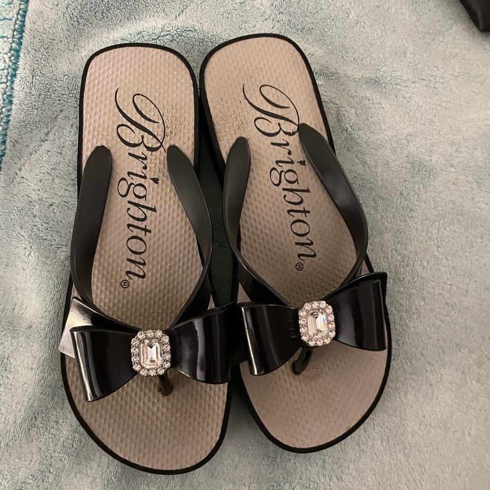 Brighton Wedge heel black w/ crystal Bow flip flops. Sz 6 EUC